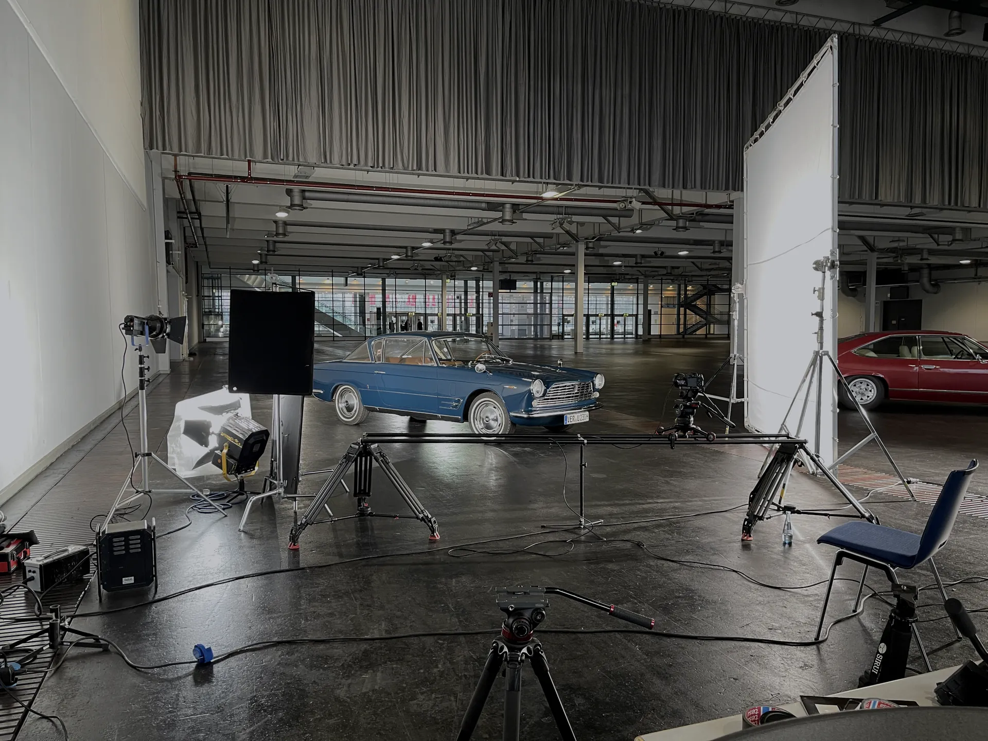 Filmproduktion Bremen – großes Set für eine Autowerbung mit Oldtimer und Lichtaufbau in der Halle