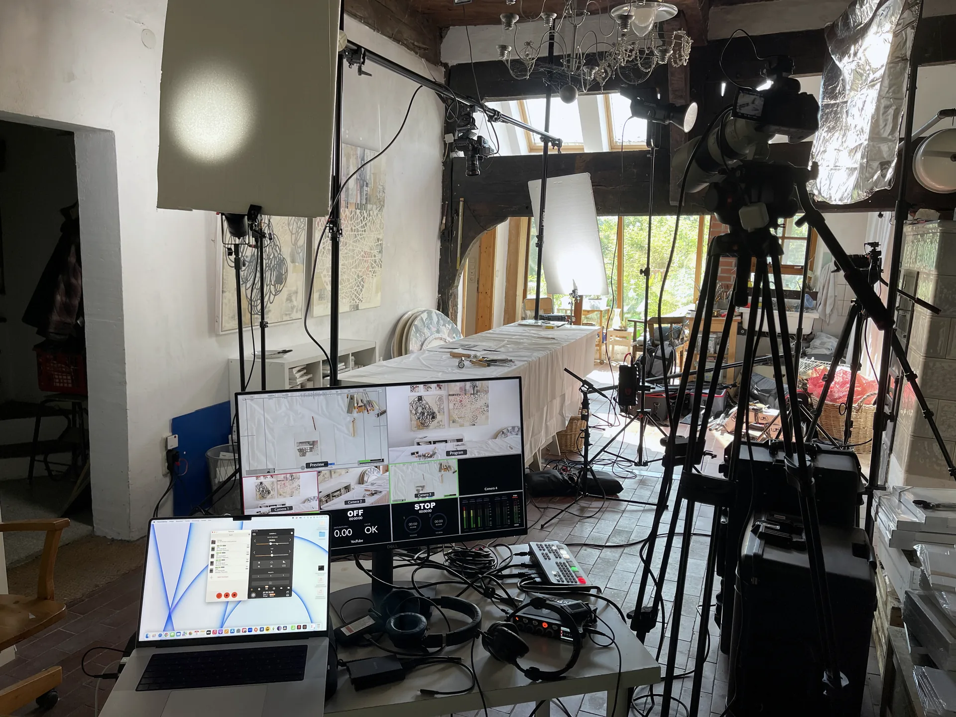 Filmproduktion Bremen – Drehort mit Regiestand, Monitoren und Lichtaufbau am Set