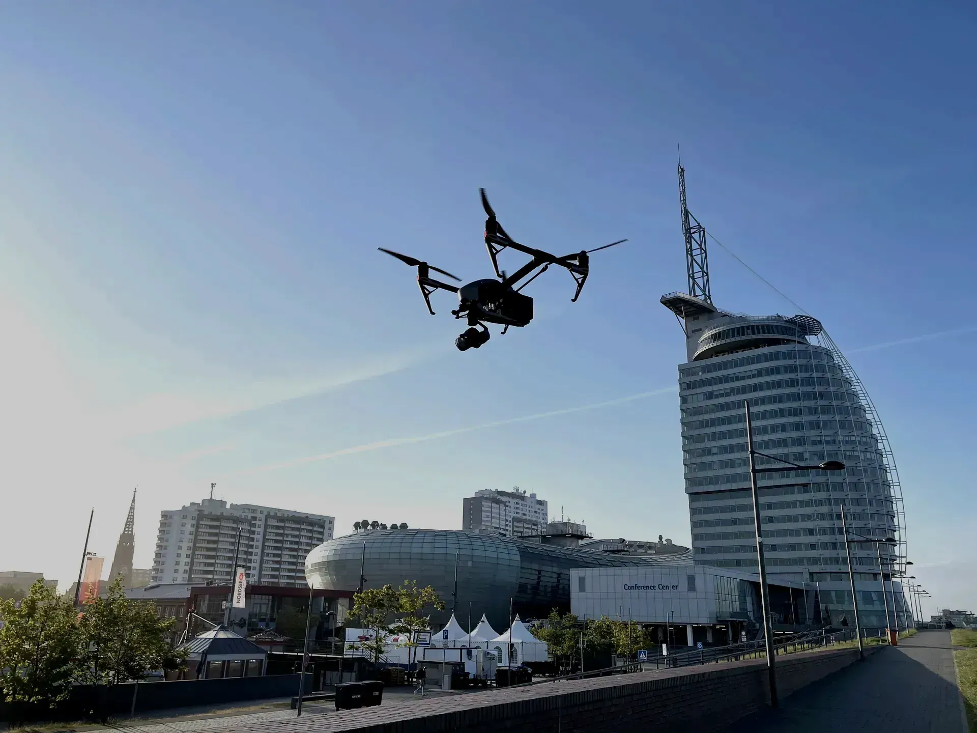 Filmproduktion Bremen – Flugdrohne über Bremerhaven vor der Sail City