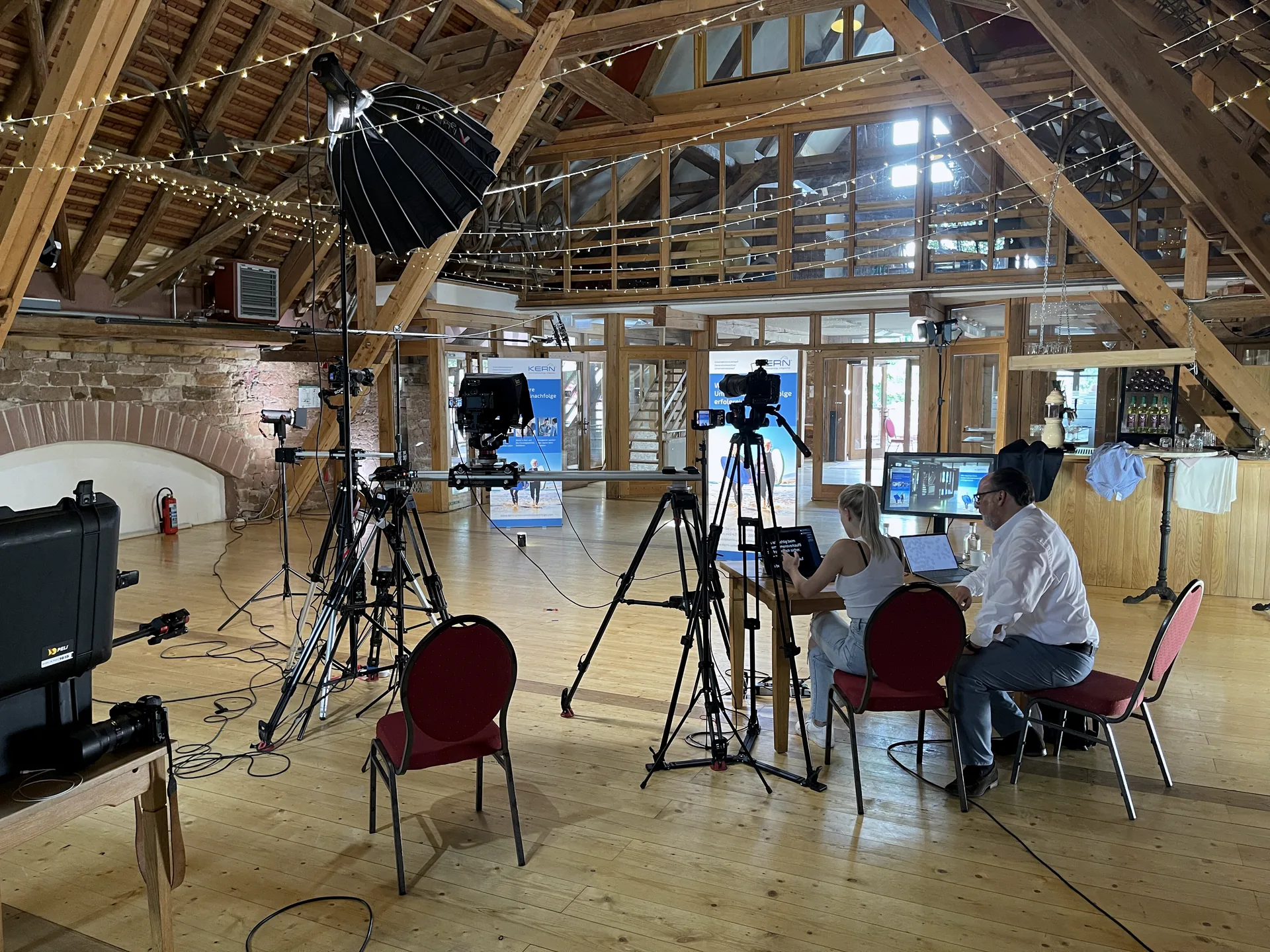Filmproduktion Bremen – große Kulisse im Dachboden mit mehreren Kameras und Regiestand