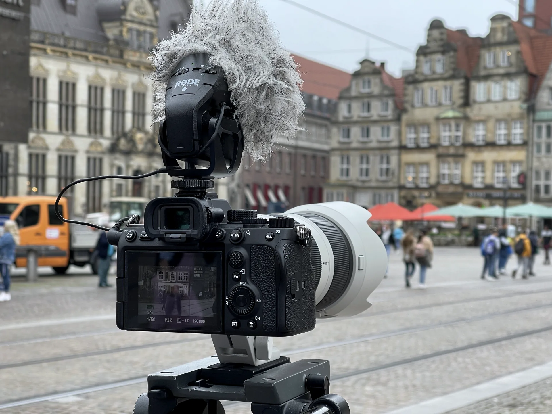 Filmproduktion Bremen – Kamera mit Mikrofon vor der Kulisse des Bremer Marktplatzes
